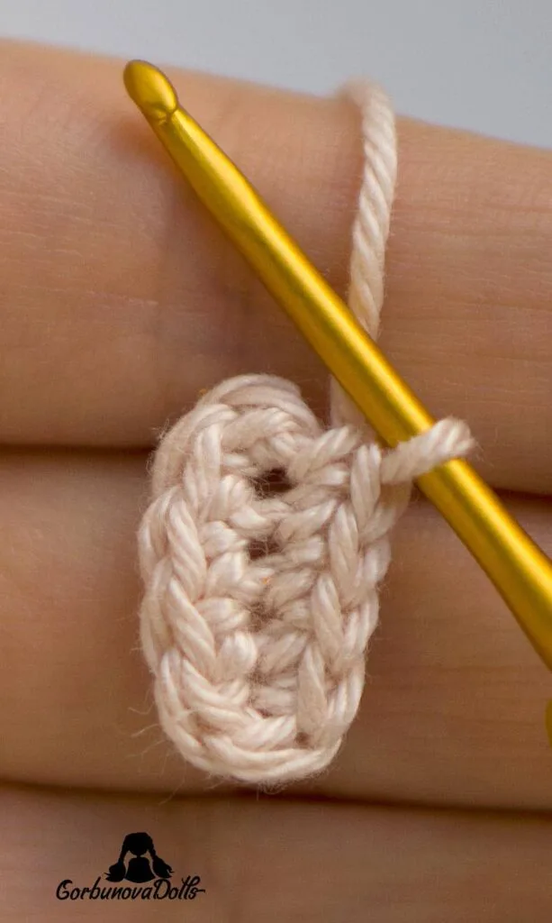 Crochet gnome pattern – beginning of arm crocheting shown in the tutorial