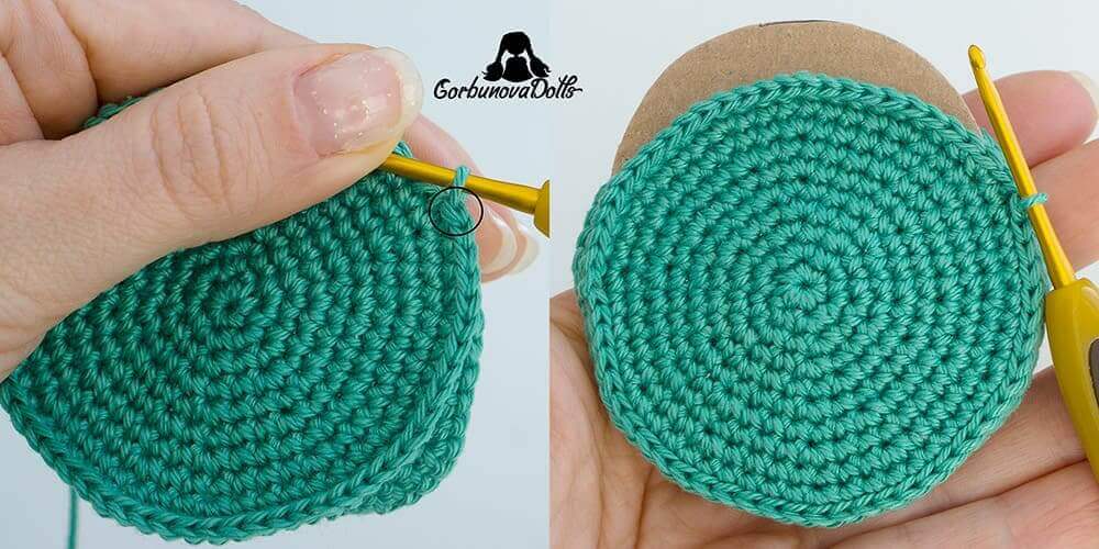 crochet Christmas tree pattern tutorial – placing cardboard inside the joined bottom