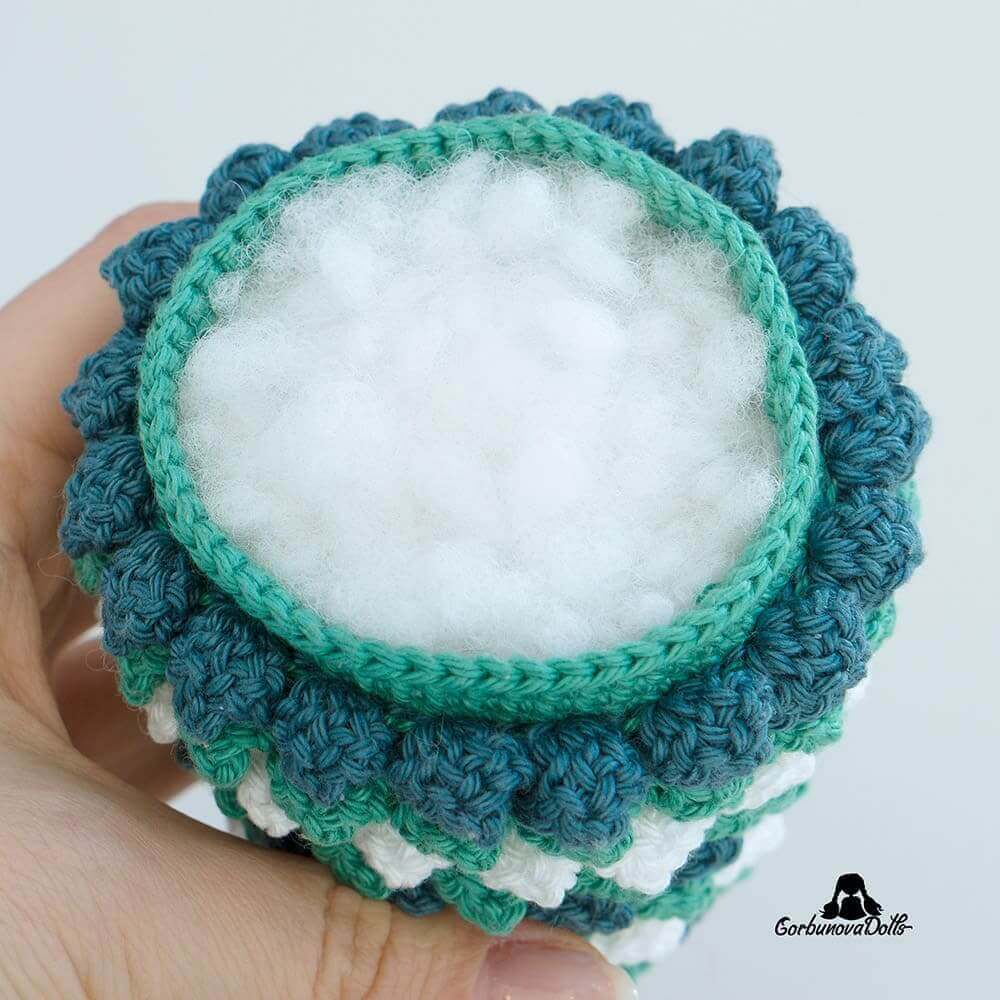 crochet Christmas tree pattern tutorial – stuffing the Christmas tree