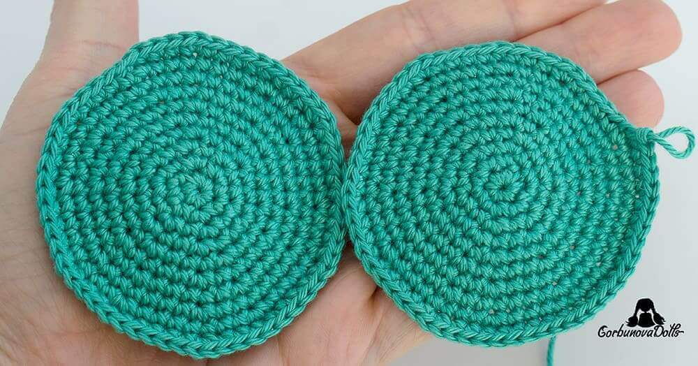 crochet Christmas tree pattern tutorial – two bottom pieces before joining