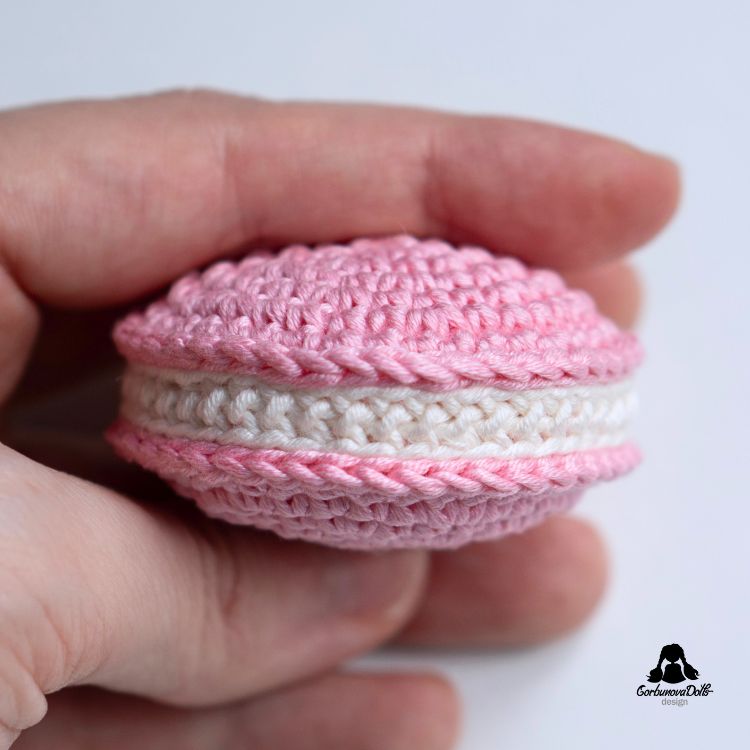 Free macaron crochet pattern
