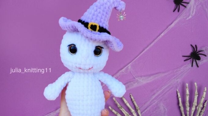 Quick and easy Halloween craft: make this plush ghost with a crochet ghost pattern free.
