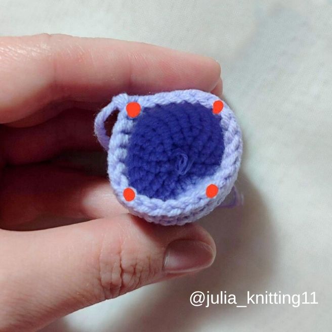 crochet keychain pattern free - red dots show where to sew the tulip body closed