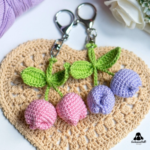 Crochet tulip keychain free pattern – finished amigurumi flower keychains with leaves and clasp
