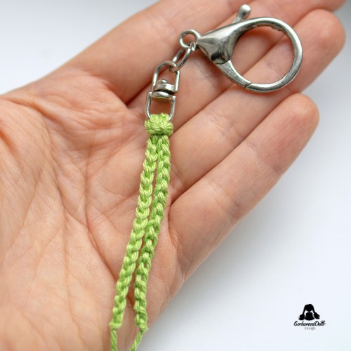 crochet tulip keychain tutorial – stem chain attached to keychain clasp
