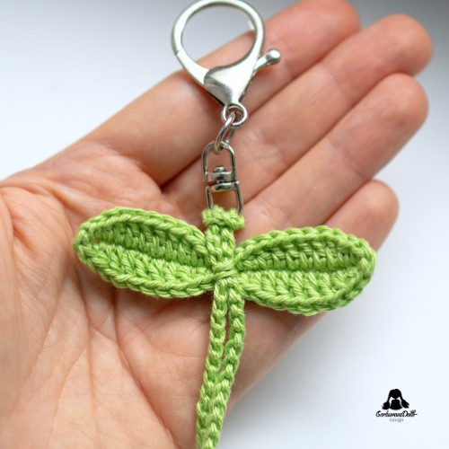 crochet tulip keychain tutorial – stem chain pulled through crochet leaves