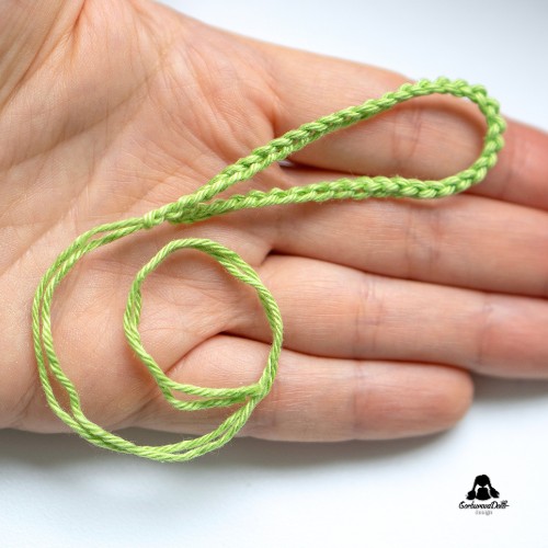crochet tulip keychain tutorial – finished tulip stem with long yarn tails on both ends
