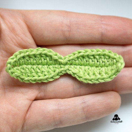 crochet tulip keychain tutorial – finished crochet leaves worked around a foundation chain