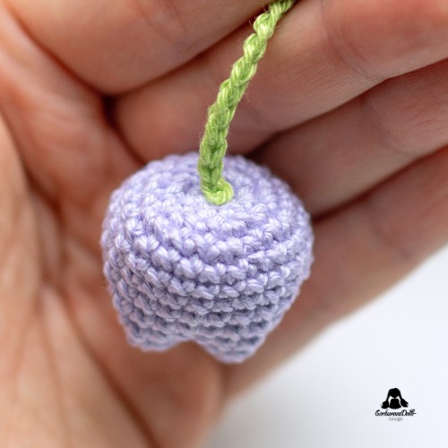 crochet tulip keychain tutorial – tulip flower securely sewn to the stem