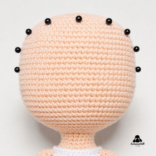 crochet doll hair tutorial – front view of the hairline marked with pins