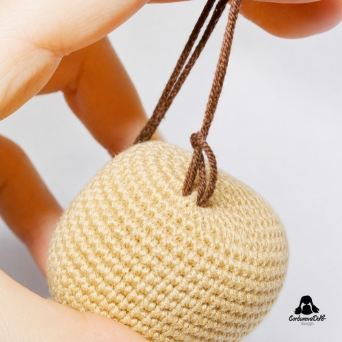 crochet doll hair tutorial – pulling both yarn ends through the folded loop
